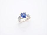 une bague en saphir et diamants, sertie dans de l'or blanc 18 carats