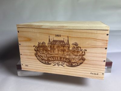 une image représentant une boîte en bois sur laquelle figure l'illustration d'un château