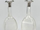 paire de carafes en verre transparent avec un bouchon en argent