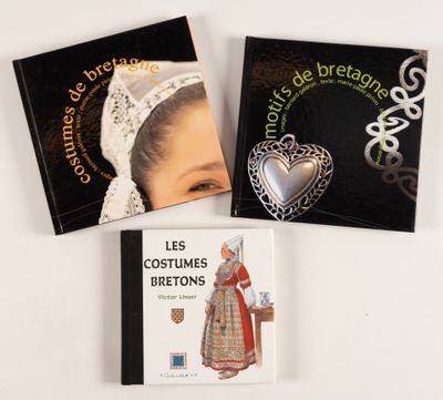 trois livres posés sur une table blanche, avec la photo d'une femme en robe portant une broche en forme de cœur