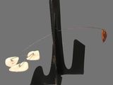 une sculpture en métal noir à l'extrémité de laquelle est suspendue une feuille