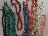 de nombreuses perles de différentes couleurs sur un collier porté par un mannequin