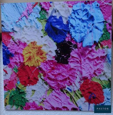 peinture représentant des fleurs colorées sur une feuille de papier posée sur une table