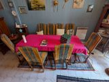 une table et des chaises dans une pièce où se trouve une nappe rose