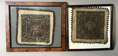 deux tableaux encadrés sur le mur d'une pièce