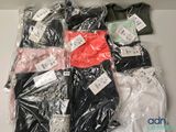 Plusieurs paires de sous-vêtements sont emballées dans des sacs en plastique sur une table