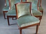 six chaises avec un revêtement vert, un revêtement vert, un revêtement vert, un revêtement vert, un revêtement vert, un revêtement vert, un revêtement vert, un revêtement vert
