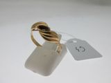 une image d'une bague en or sur une surface blanche avec une étiquette de prix