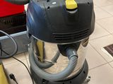un aspirateur posé sur le sol d'une pièce