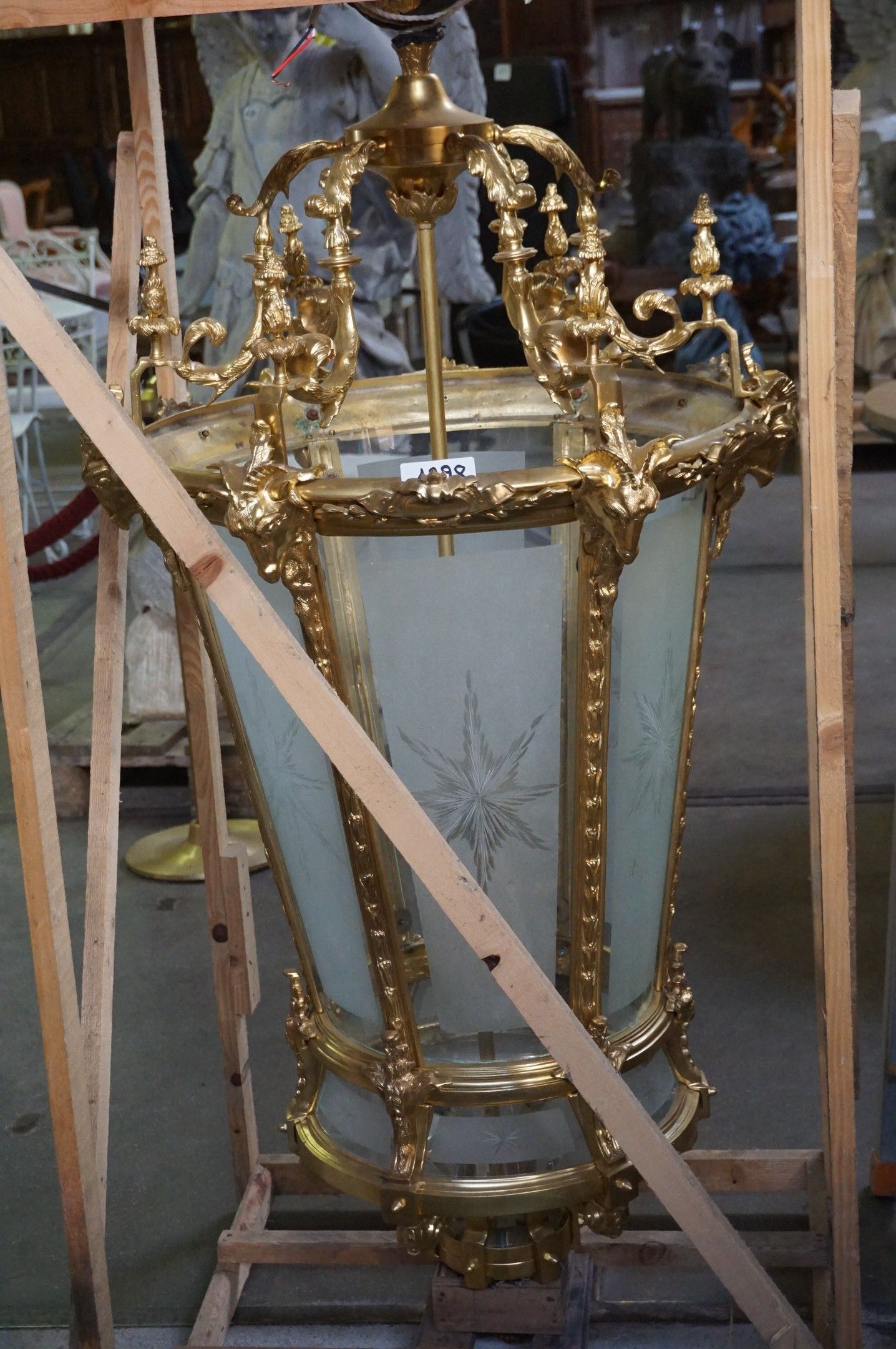 Lustre exceptionnel de grande taille en bronze - orné de têt…