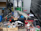 tout un tas d'outils à l'arrière d'un camion