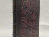 un vieux livre aux pages rouges et noires sur fond blanc