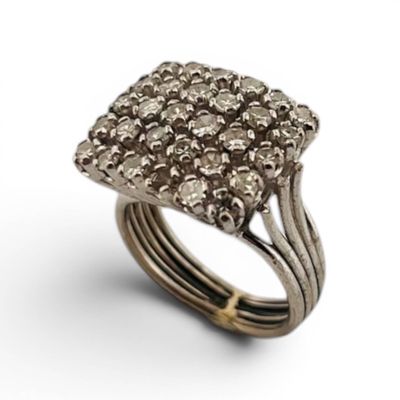 Bague en fils d'or gris 9K (375) sertie d'un pavage de diama…