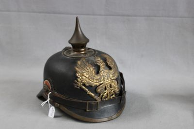 un casque noir orné d'un dragon doré