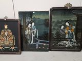 trois tableaux asiatiques encadrés, exposés sur une étagère dans une vitrine