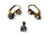 deux paires de boucles d'oreilles en or et diamants sur fond blanc