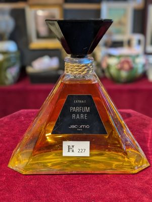 une photo d'un flacon de parfum posé sur une table