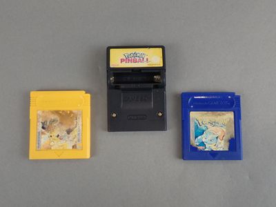 trois jeux Nintendo posés les uns à côté des autres sur une table