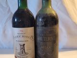 deux bouteilles de vin posées l'une à côté de l'autre sur une table
