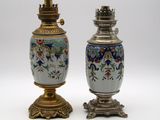 deux vases sont posés côte à côte sur une surface blanche