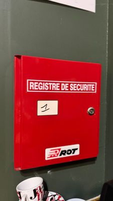 une borne d'incendie rouge dans un coin de la pièce