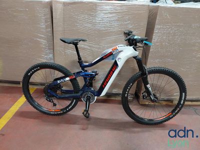 un vélo posé par terre près d'un mur