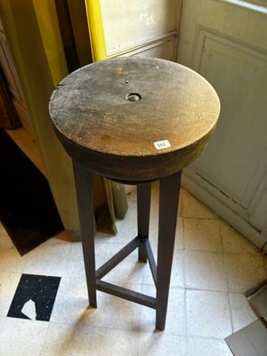 une petite table en bois avec un trou au milieu