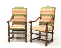 PAIRE DE FAUTEUILS à haut dossier en chêne mouluré et sculpt…