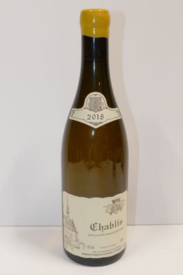 une bouteille de vin posée sur une table