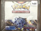 gros plan d'une boîte de cartes pokemon sur une table