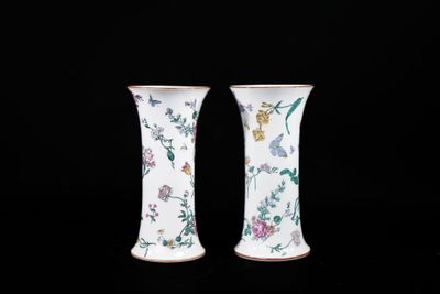 paire de vases chinois ornés de motifs floraux sur fond noir