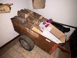 un chariot rempli de cartons, posé dans un coin de la pièce
