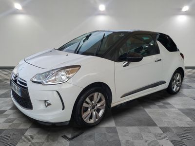 la citrole blanche est garee sur un carrelage en damier