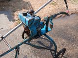une petite machine bleue posée par terre