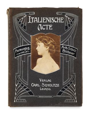 un vieux livre avec l'image d'une femme