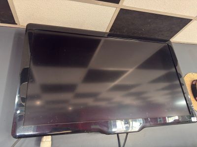 un téléviseur à écran plat posé sur un support dans une pièce