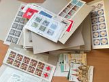 une pile de timbres et d'enveloppes posée sur une table