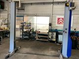 une photo d'un garage rempli d'outils
