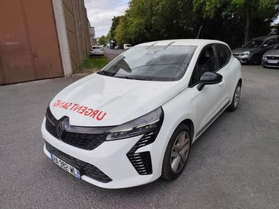 une voiture blanche garée sur le parking