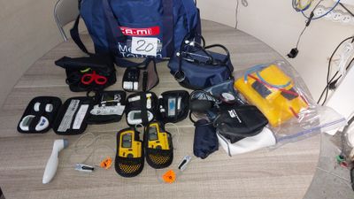 de nombreux objets qui se trouvent sur la table dans la pièce