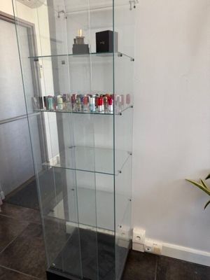 une vitrine en verre dans le coin d'une pièce