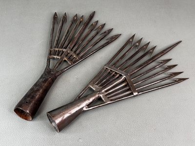DEUX FOUENNES en fer forgé