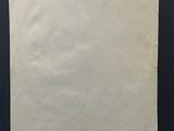 un bout de papier accroché à un trombone sur un mur noir