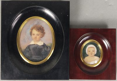 deux portraits encadrés représentant une jeune fille et un garçon en robe noire