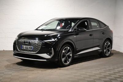 Le nouveau SUV Audi e-trac est garé dans un garage.