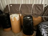 de nombreux sacs poubelles posés par terre à côté d'un canapé