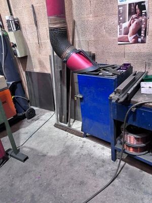 une photo d'une machine qui travaille sur une pièce de métal