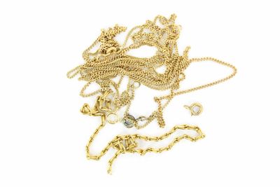 un collier en or orné d'un dragon sur fond blanc