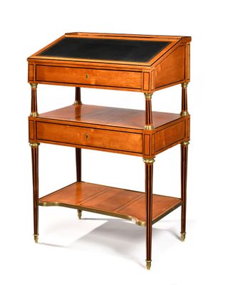 un bureau ancien avec un plateau noir et des finitions dorées