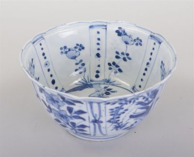 un bol bleu et blanc contenant des fleurs bleues
